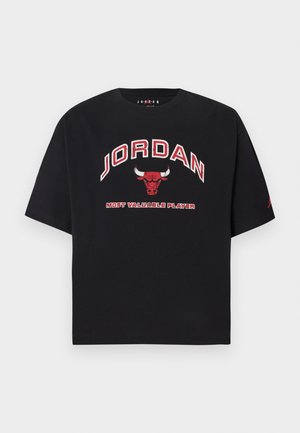 Schwarzes Baumwoll-T-Shirt mit kurzen Ärmeln, versehen mit dem auffälligen weißen und roten Schriftzug "JORDAN" und einem Stier-Logo, beschriftet mit "MOST VALUABLE PLAYER".