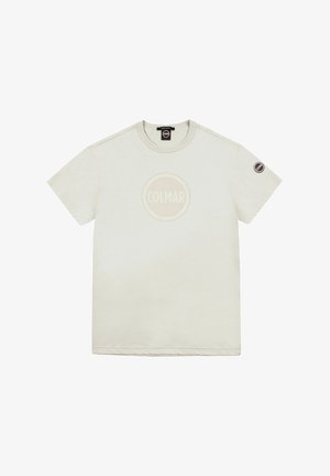 Heledast beežist puuvillast t-särk, mille keskel on ümmargune "COLMAR" logo, lühikesed varrukad ja vasakul varrukal bränditud plaastriga.