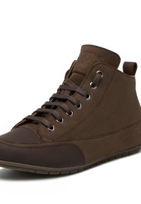Brauner High-Top-Schuh aus Leder mit dunkelbraunen Akzenten, runder Zehenpartie, Metallösen für die Schnürsenkel und strukturiertem Oberflächen-Detail.