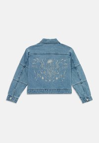 Lys blå denimjakke med brodert design av en manet og akvatiske elementer på ryggen, med knappede mansjetter og krage.
