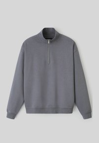 Sweat-shirt gris en molleton doux, avec un col zippé à mi-hauteur, des manches longues et un ourlet droit avec des poignets côtelés.