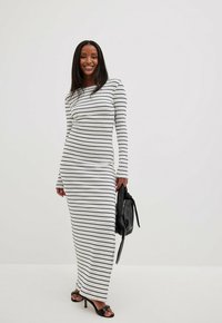 MIT TIEFEM RÜCKEN - Maxi šaty - white black