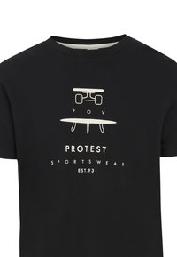 Juodas medvilnės marškinėlis su baltu grafiniu dizainu, vaizduojančiu riedlentę ir banglentę, apačioje esantis tekstas "PROTEST SPORTSWEAR EST. 93".