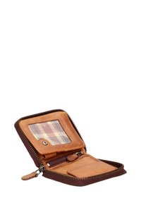 Portafoglio in pelle marrone con finestra per ID foderata a quadri, chiusura con zip, scomparti per carte e una piccola tasca con zip per monete.