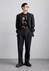 Versace Jeans Couture CHROMO - Tričko s potlačou - black/gold