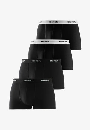 Vier Paare schwarze Boxershorts aus weichem Stoff mit weißen elastischen Bündchen, die das "Bench."-Logo tragen. Sie haben eine glatte Textur und eine enganliegende Passform.