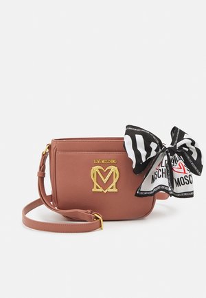 Brązowa skórzana torebka na ramię Love Moschino z złotym logo i czarno-białą markową kokardą przywiązaną do paska.