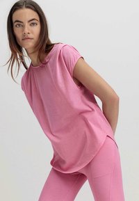 hessnatur T-Shirt basic - dahlie