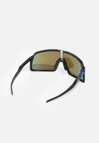 Gafas de sol deportivas negras con grandes lentes marrón tintado, montura rectangular y brazos delgados con un acento de logo azul.