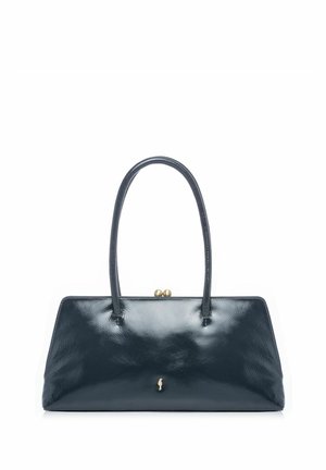 Błyszcząca czarna skórzana torebka o strukturalnym trapezowym kształcie, z dwoma uchwytami i małym złotym zapięciem na górze, na środku.