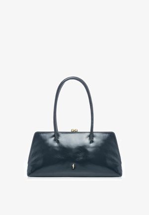 Błyszcząca czarna skórzana torebka o strukturalnym trapezowym kształcie, z dwoma uchwytami i małym złotym zapięciem na górze, na środku.