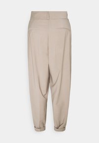 Béžové kalhoty s vysokým pasem a zúženými nohavicemi, s dvěma zadními kapsami a hladkým povrchem, s ohrnutým lemem.