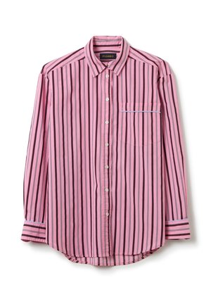 Camisa de botón de color rosa claro con rayas verticales negras, bolsillo en el pecho y ribetes azules contrastantes en los puños. Diseño con cuello, de mangas largas.