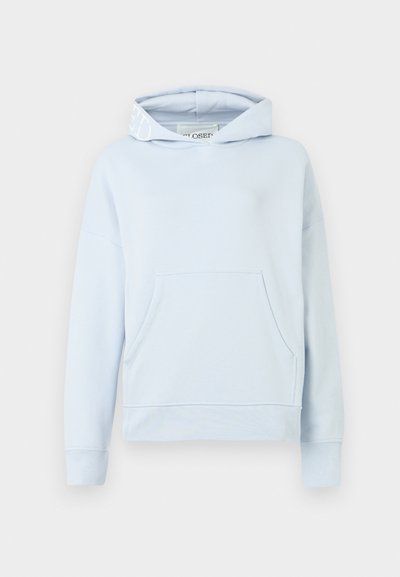 Moleton azul-claro feito de algodão suave. Apresenta um bolso frontal, um capuz com cordão e punhos canelados. Logotipo impresso na borda do capuz.