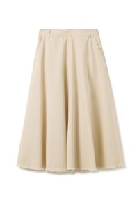 Une jupe beige en A, mi-mollet, fabriquée en tissu lisse avec un ourlet effiloché et des poches latérales, comportant une fermeture éclair à l'avant et des passants de ceinture.