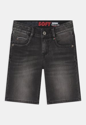 Czarne szorty z denimu z guzikiem z przodu, szlufkami na pasek, dwiema przednimi kieszeniami i wyblakłą fakturą na jednolitym tle.