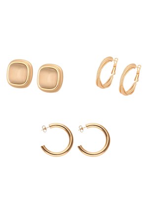 Trois paires de boucles d'oreilles dorées : des clous carrés, des anneaux torsadés texturés et des anneaux ronds lisses avec attaches à poussette sur fond blanc.