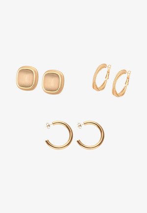 Trei perechi de cercei aurii: cercei pătrați tip știft, cercuri răsucite texturate și cercuri rotunde netede cu închizători tip știft pe un fundal alb.