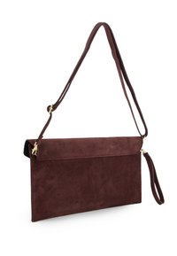 Dunkelrotes Wildleder-Umhängetasche mit einer Klappe, verstellbarem Riemen und goldfarbenen Metalldetails. Glatte Textur, einfache rechteckige Form.