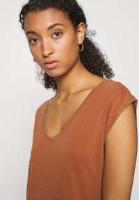 Pieces T-shirt básica - mocha bisque