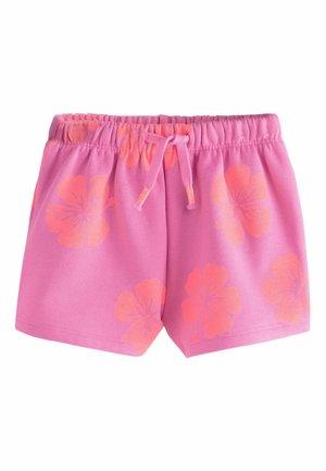 Rosa shorts med elastik i taljen, pink snøre og store koralfarvede hibiscusblomster på stoffet.