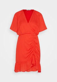 Robe portefeuille rouge vif à manches courtes, encolure en V, détails froncés sur le devant et ourlet à volants, présentée sur un fond blanc.