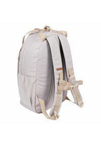 Vaalea harmaa kangaskassi, jossa on säädettävät vaaleanbeiget olkaimet, kaksi sivutaskua ja sileä, pehmustettu takapaneeli.