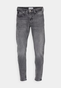 Jean en denim gris à coupe slim, avec un design à cinq poches, fermeture à bouton en métal et dégradé subtil pour la texture.