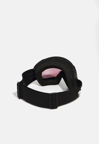 Ochelari de schi cu un cadru flexibil negru, lentile roz și o curea ajustabilă texturată neagră cu un logo alb.