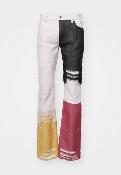 Jeans svasati a vita alta, colorati, con pannelli nei colori rosa, nero, giallo e bordeaux. Presentano dettagli strappati e un orlo sfrangiato.