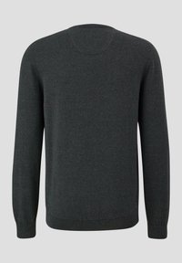 Dunkelgrauer Strickpullover mit langen Ärmeln, Rundhalsausschnitt und gerippten Bündchen. Glatte Textur, keine sichtbaren Muster oder Hardware-Details.
