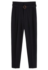 Pantalon noir sur mesure à taille haute, avec une boucle de ceinture circulaire marron, des plis devant et des poches latérales. Texture de tissu lisse.