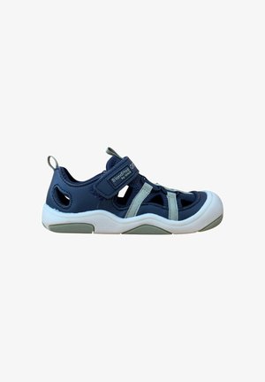 Sandalia infantil de color azul marino y gris con puntera cerrada, correa de velcro y suela blanca acolchada, diseñada para actividades al aire libre.