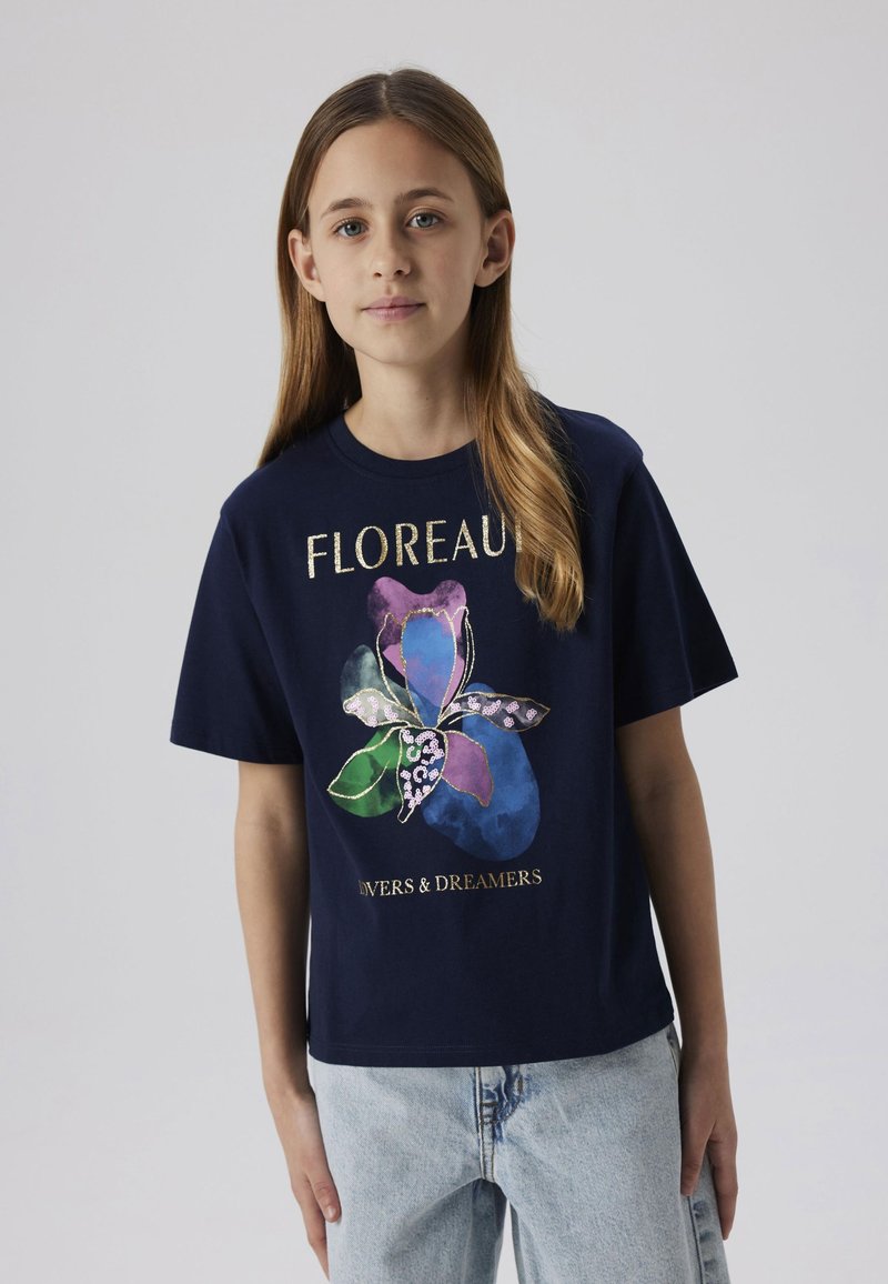 Navy katoenen t-shirt met een kleurrijk bloemenontwerp en gouden tekst "FLOREAU" met "DREAMERS" eronder. Korte mouwen en een ontspannen pasvorm.