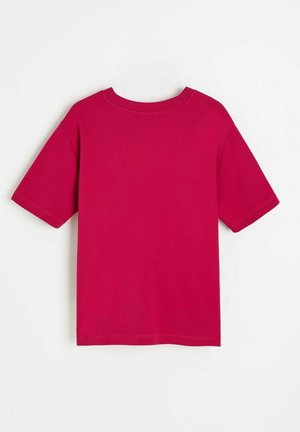 Prosty czerwony T-shirt z krótkim rękawem i okrągłym dekoltem, pokazany na płasko na białym tle.