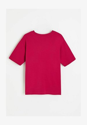 Prosty czerwony T-shirt z krótkim rękawem i okrągłym dekoltem, pokazany na płasko na białym tle.