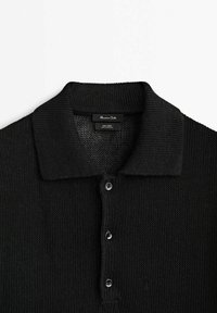 Polo en maille noire avec col côtelé et patte de boutonnage à trois boutons, étiqueté 100 % lin par Massimo Dutti.