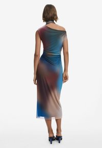 Figurbetontes, mehrfarbiges Kleid mit einem Verlaufsmuster, das von Blau nach Braun übergeht. Verfügt über ein schulterfreies Design und eine Knöchellänge.