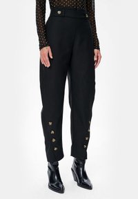 Hoge taille zwarte pantalons met een op maat gemaakt ontwerp, voorzien van goudkleurige knoopaccenten langs de zoom en een rechte pasvorm.