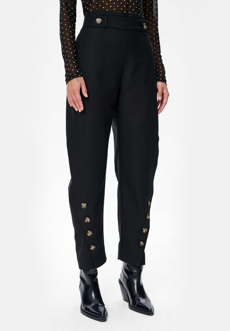 Hoge taille zwarte pantalons met een op maat gemaakt ontwerp, voorzien van goudkleurige knoopaccenten langs de zoom en een rechte pasvorm.