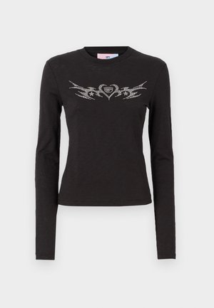 Schwarzes Langarm-T-Shirt aus weichem Stoff mit Rundhalsausschnitt. Verziert mit Strasssteinen in einem herzförmigen Flügel-Design auf der Brust.