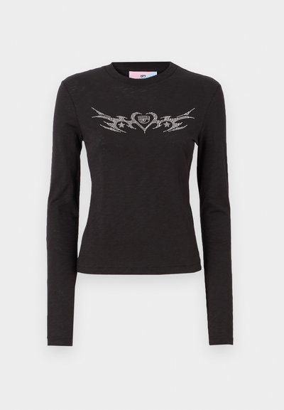 Melnas garenās piedurknes T-krekls, izgatavots no mīksta auduma ar noapaļotu kaklu. Uz krūtīm ir rhinestone rotājumi spārnu sirdī.