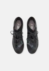 Scarpe da ginnastica nere con una tomaia in rete texturizzata, dotate di accenti multicolori, chiusura con lacci e un logo su ciascun lato.