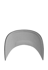 Grå baseballcapskygge med en buet form, med en sort underside. Laget av stoff med synlige sømdetaljer langs kantene.