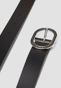 Ceinture en cuir noir avec une boucle en argent rectangulaire à bord perlé. La surface est lisse et dispose de cinq trous ajustables pour le dimensionnement.