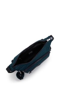 Borsa in teal con motivo, dotata di due scomparti con zip, un charm a pom-pom e materiale tessile. L'interno è nero con un'etichetta.