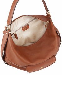 Bruine leren schoudertas met een afgeronde vorm, gouden hardware en een beige voering. Bevat een ritsvak en een merklabel aan de binnenkant.