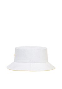 Cappello a secchiello in cotone bianco con una visiera corta e cuciture visibili attorno alla base e alla corona.
