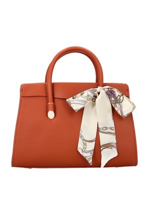 Leren handtas in roestkleur met afgeronde handvatten, versierd met een crèmekleurige sjaal met een ketting- en touwpatroon, vastgeknoopt in een strik.