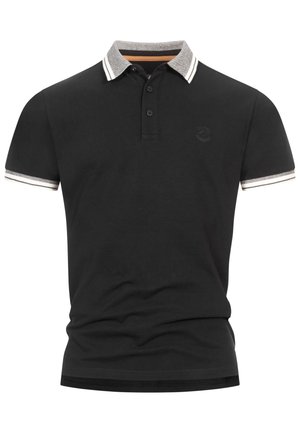 Schwarzes Poloshirt mit grauem Kragen und weißen Streifen, zwei Knöpfen, und dezentem Logo auf der Brust. Weicher Baumwollstoff.